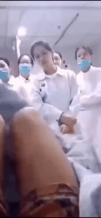 一下就这么多人过来了，  吓得裤子都拉上了！爆笑gif搞笑图片