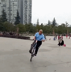 大爷，以前肯定练过吧，要不然怎么能这么溜呢爆笑gif搞笑图片