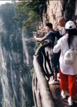 一个不注意手机掉下去了，小哥现在心里面肯定特别不是滋味爆笑gif搞笑图片