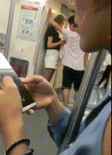 小哥对自己很自信，但是显然不是美女的菜啊爆笑gif搞笑图片