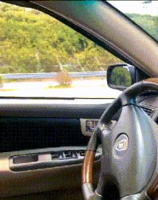 以为是无人驾驶，原来是这样……爆笑gif搞笑图片