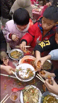 跟小朋友一桌吃席，这比吃饱好看多了爆笑gif搞笑图片