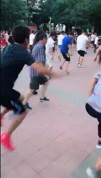 小伙子：走大妈的路，让大妈无路可走爆笑gif搞笑图片