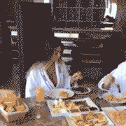 在男朋友面前永远不能暴露本性，但东西还是这样吃爽啊爆笑gif搞笑图片