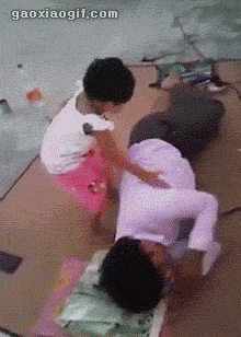 粑粑粑粑，有电话找你，很急，快接啊！爆笑gif搞笑图片