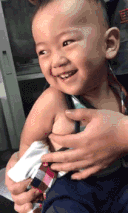 这是一段名为《笑容逐渐消失》的有层次的表演爆笑gif搞笑图片