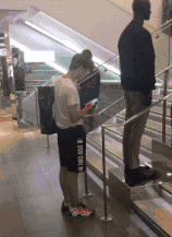 我排着队  拿着爱的号码牌....爆笑gif搞笑图片