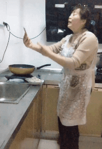 不吼两句，饭都做不下去了！爆笑gif搞笑图片