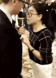 微商最近有点疯狂啊，被洗脑后就这样了爆笑gif搞笑图片