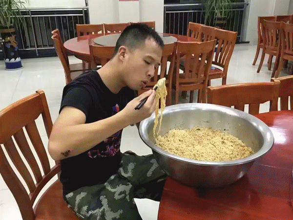 泡面哥一人吃光一盆面动态表情包爆笑gif搞笑图片
