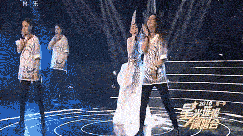 话筒拿反啦爆笑gif搞笑图片