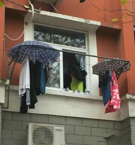 下雨天也要晒衣服的爆笑gif搞笑图片