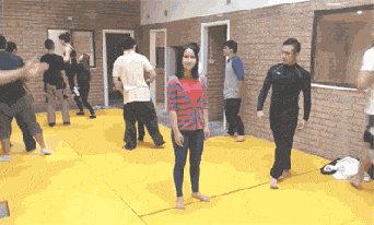 还以为妹子是个青铜，没想到却是个王者爆笑gif搞笑图片