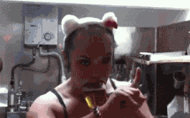 看着点，跟我比喝酒，你还太嫩了。爆笑gif搞笑图片