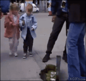 叔叔你吹的好棒啊，我们没有钱，就给你鸡腿吧，别饿着~~爆笑gif搞笑图片