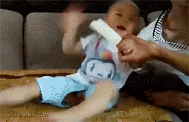 吃就吃吧，还吃那么一大口，看我的眼神，鄙视你！！！爆笑gif搞笑图片