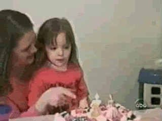 今天是我过生日，你来凑什么热闹啊，还我蜡烛。爆笑gif搞笑图片