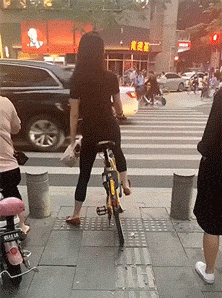妹子骑单车等红灯秀韧带爆笑gif搞笑图片