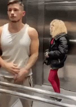 男子电梯里秀肌肉，当场翻车被打脸爆笑gif搞笑图片