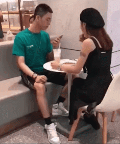 两个一模一样的手机轻松躲过女友查岗爆笑gif搞笑图片