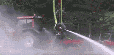 我控制不住水管了爆笑gif搞笑图片