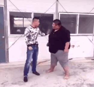 我一脚踢飞你爆笑gif搞笑图片