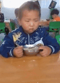 饿的睡不着，困的吃不下，人生太艰难了爆笑gif搞笑图片