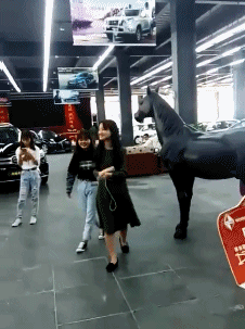 本来想摆个pos 结果摔了一跤爆笑gif搞笑图片