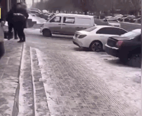 大哥，这下给你拜年了，不要走啊爆笑gif搞笑图片