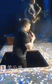 浪费了深情，还弄毁了形象爆笑gif搞笑图片