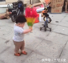 得！这个一看就知道是奶奶没少带着跟舞队去跳广场舞！爆笑gif搞笑图片