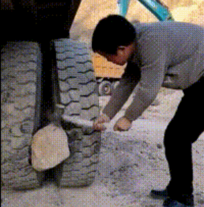 我就好奇这大石头怎么进去的爆笑gif搞笑图片