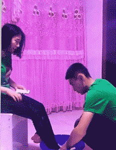 给老婆洗脚，老妈抱着儿子进来了爆笑gif搞笑图片