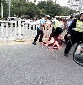 这个火灭了，估计人也废了爆笑gif搞笑图片