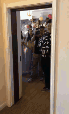 红包少了，你就别想进去！爆笑gif搞笑图片