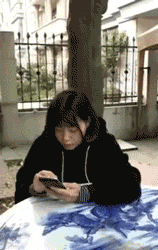 有时候男朋友来个突如其来的温柔，还真是有点让人承受不住呀！赶爆笑gif搞笑图片