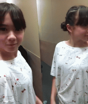 忍不住亲了亲自己爆笑gif搞笑图片