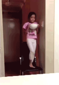 哈哈哈哈，小妹妹心里是拔凉拔凉的啊爆笑gif搞笑图片