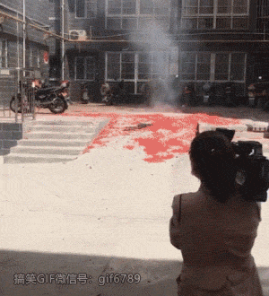 何方神圣亲自到场祝福爆笑gif搞笑图片