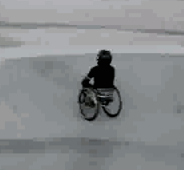 大家知道他为什么坐轮椅了吧爆笑gif搞笑图片