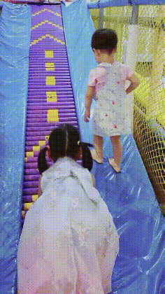 这滑滑梯屁股要磨出火星子吧爆笑gif搞笑图片