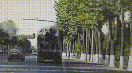 别等了，我用我的侧翻来干掉红绿灯爆笑gif搞笑图片