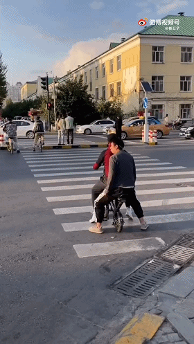 穿扣排裤不要坐电驴爆笑gif搞笑图片