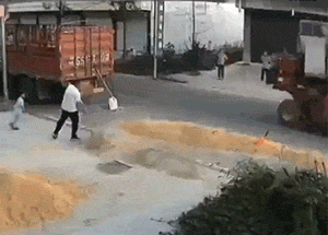 熊孩子这是花了多大的运气爆笑gif搞笑图片