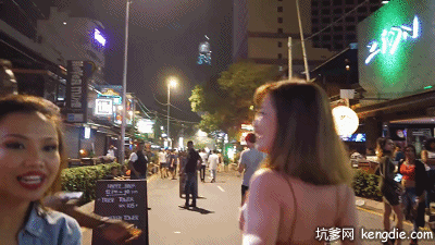 大奶妹大街上亲吻狗狗gif动态图片爆笑gif搞笑图片