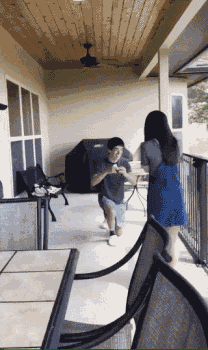 当父亲看到女儿恋爱爆笑gif搞笑图片