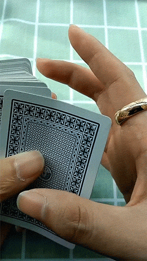 原来作用在这里 打扑克的奥秘爆笑gif搞笑图片