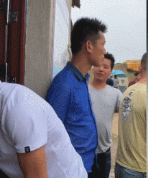 我朋友这么多年没人敢欺负他爆笑gif搞笑图片