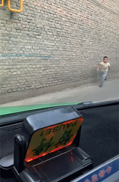 这一幕仿佛是经典重现爆笑gif搞笑图片