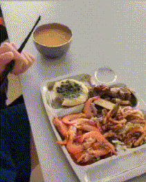 啥单位这是，我不要工资也想吃的工作餐爆笑gif搞笑图片